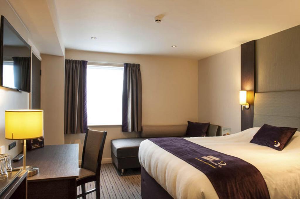 Premier Inn Dunfermline Rum bild