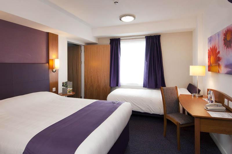 Premier Inn Dunfermline Exteriör bild